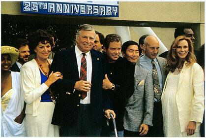 Gene Roddenberry mit seiner Frau und teilen der ST-Crew